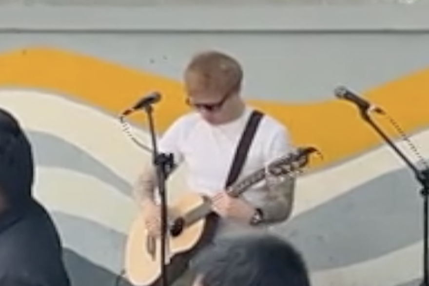 Ed Sheeran nastupao na ulici pa mu policajac iskopčao mikrofon: Nije znao tko je on?