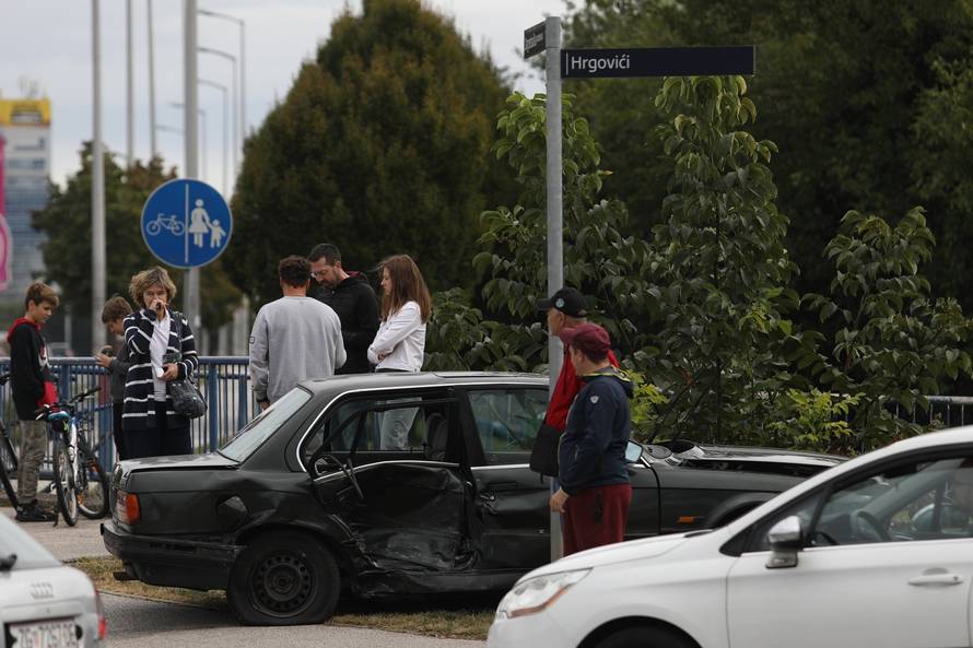 Zagreb: Sudar dvaju osobnih automobila na križanju Zagrebačke avenije i Hrgovića