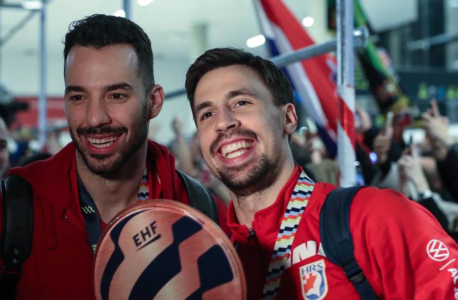 Docek broncanih rukometasa na zracnoj luci Franjo Tudjman