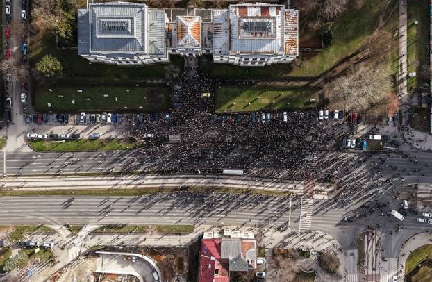 Sarajevo: Pogled iz zraka na okupljene u prosvjedu nakon stravične tramvajske nesreće