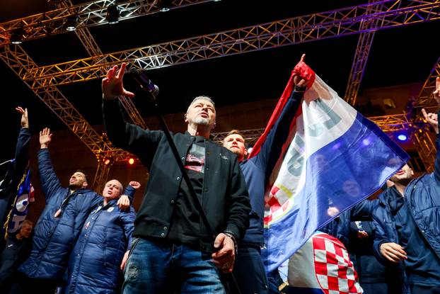 Zagreb: Thompson i bron&ccaron;ani rukometa&scaron;i zapjevali na glavnom gradskom Trgu