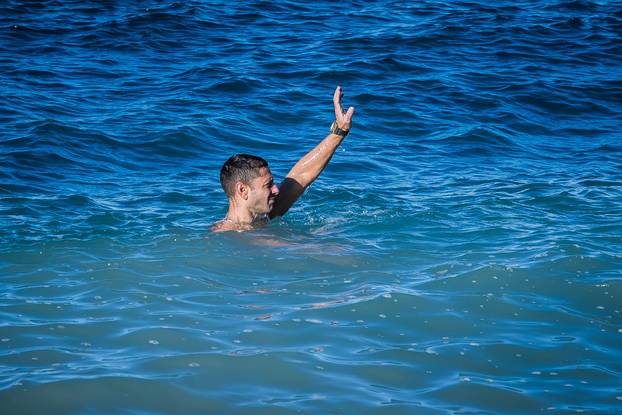 24sata: Makarska: Robert Tarčuki se već 269 dana svakodnevno kupa u moru