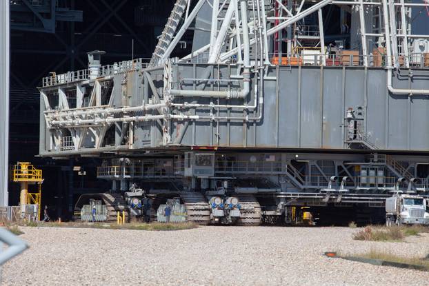 Evo kako NASA već 60 godina vozi rakete na pistu: Ovu zvijer zovu crawler transporter