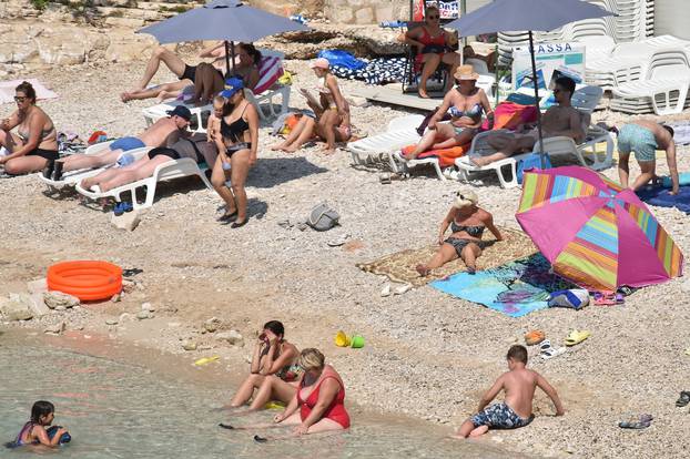 Pula: KupaÄi na plaÅ¾i potraÅ¾ili osvjeÅ¾enje od sparina