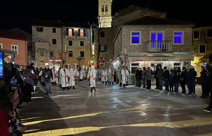 Na Hvaru tradicionalno krenula procesija 'Za Križen': Lista križonoša popunjena do 2034.