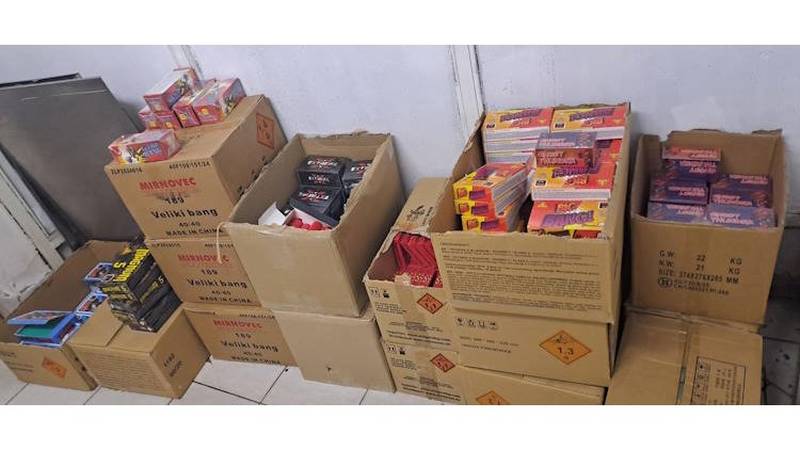 Splitska policija zasegla več sto pirotehničnih izdelkov in zaprla trgovino