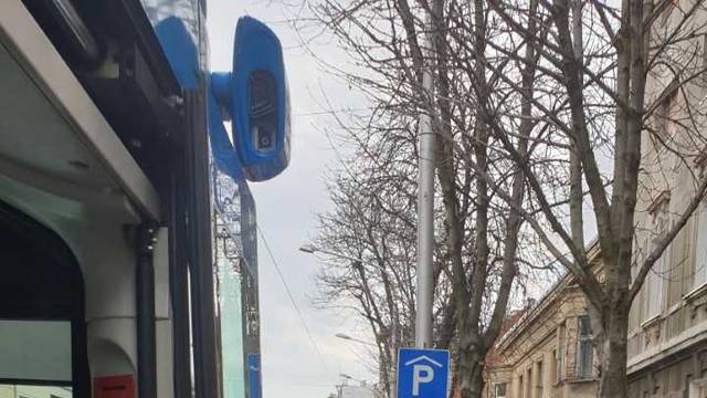 Auto blokirao tramvaje: Trojica ga maknuli, pozvali su i 'pauk'
