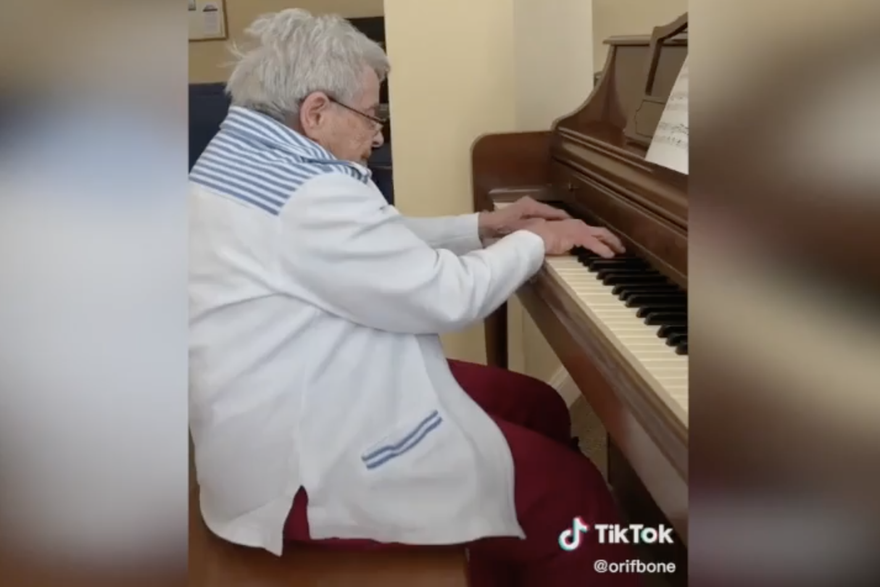 Dementna baka svira klavir