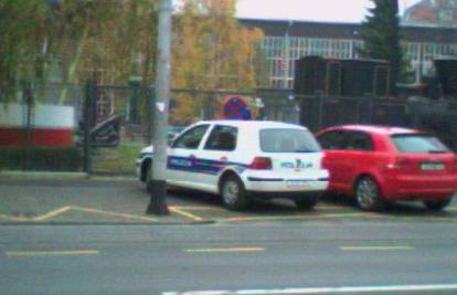 Policija parkirala na nedozvoljenom mjestu