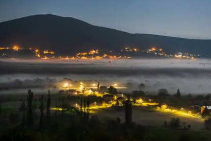 FOTO Mjesto Bisko je 'nestalo' pod gustom maglom, Karlovac je izgledao kao u bajci...