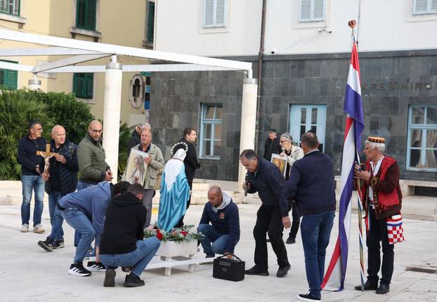 Šibenik: Molitelji krunice ispred Gradske uprave