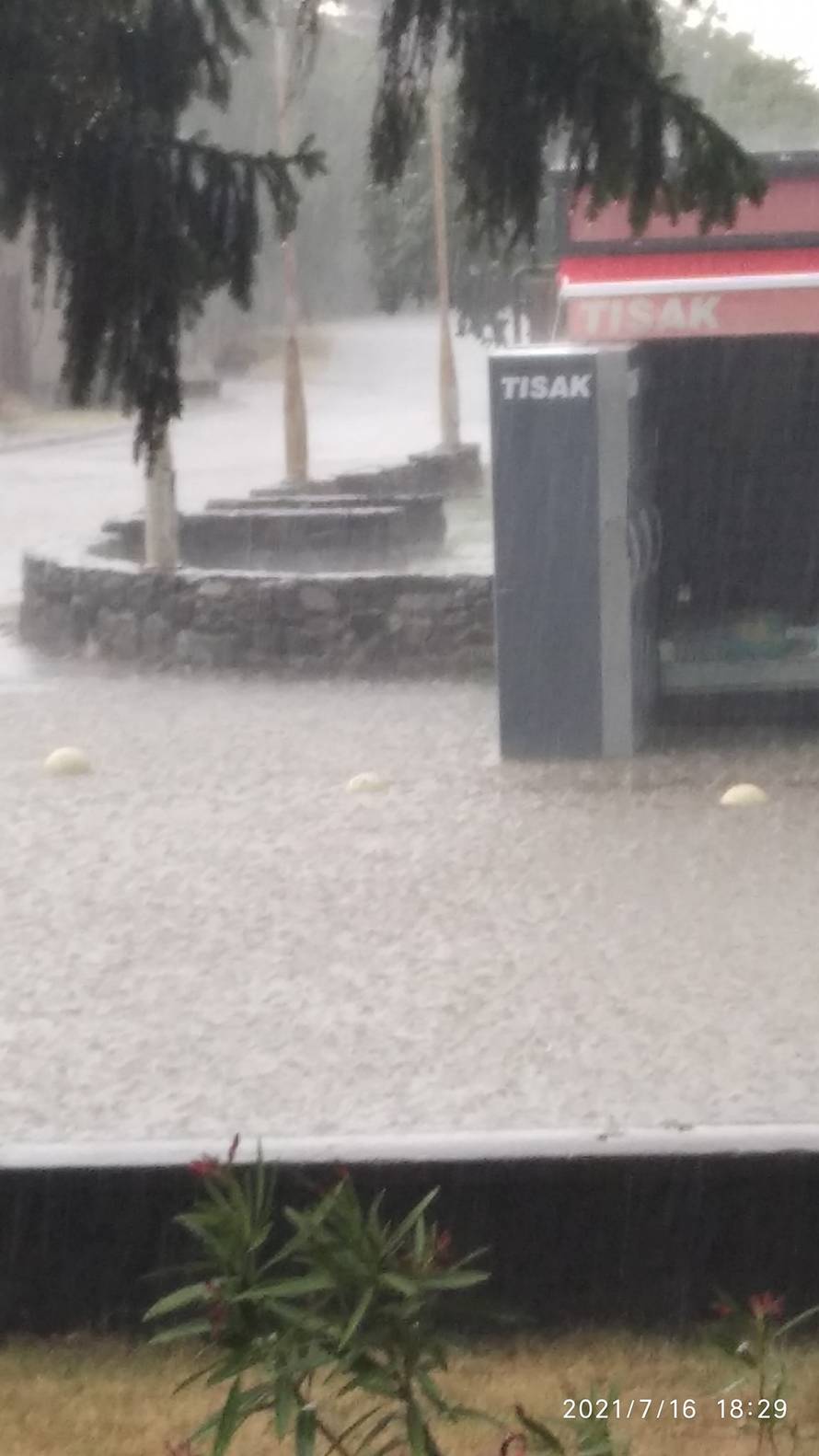 Jako nevrijeme pogodilo Novu Gradišku: 'Voda je do koljena, automobil je zapeo na cesti'