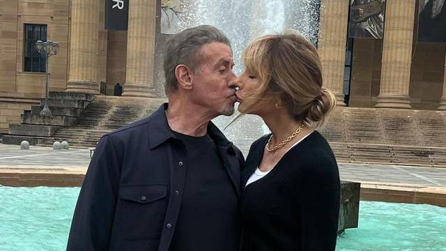 Sylvester Stallone razmjenjivao poljupce sa suprugom Jennifer ispred stepenica iz 'Rockyja'...