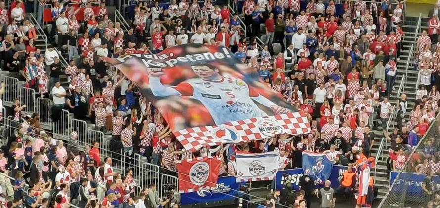 FOTO Hvala, kapetane! Navijači Duvnjaku podignuli transparent