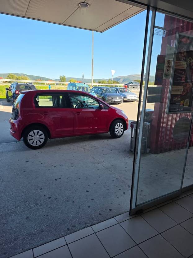 FOTO Tko to tamo pjeva, ups... parkira. Ovako to Hrvati rade, neki uzmu mjesto i invalidima...