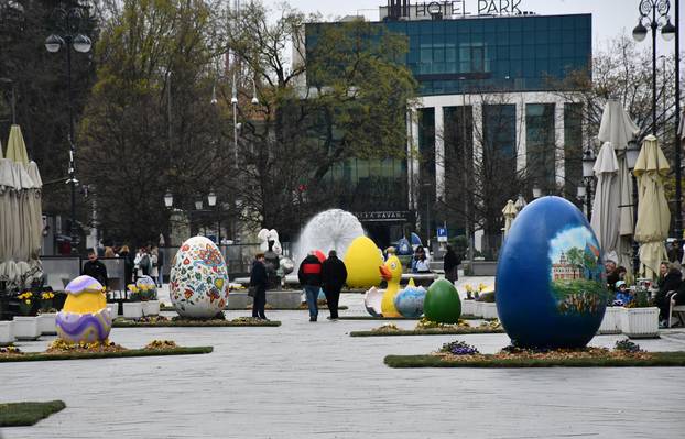 Slavonski Brod: Središnji gradski trg ukrašen velikim pisanicama