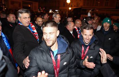 FOTO I Plenković stigao na Trg čestitati našim nogometašima