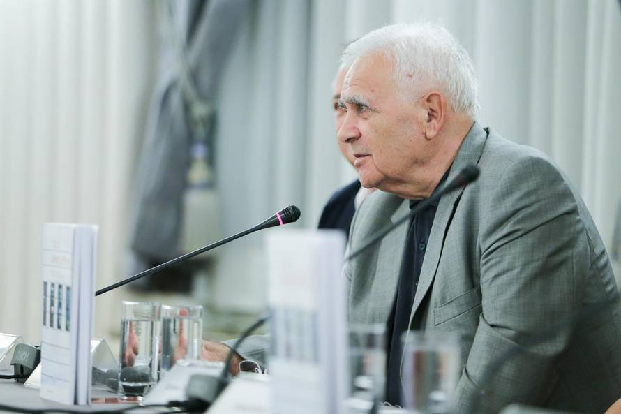 'Uređivanje medija u današnje doba je kao vožnja dva bolida'