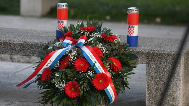 Šibenik: Članovi HDZ-a položili vijence na Spomeniku branitelja