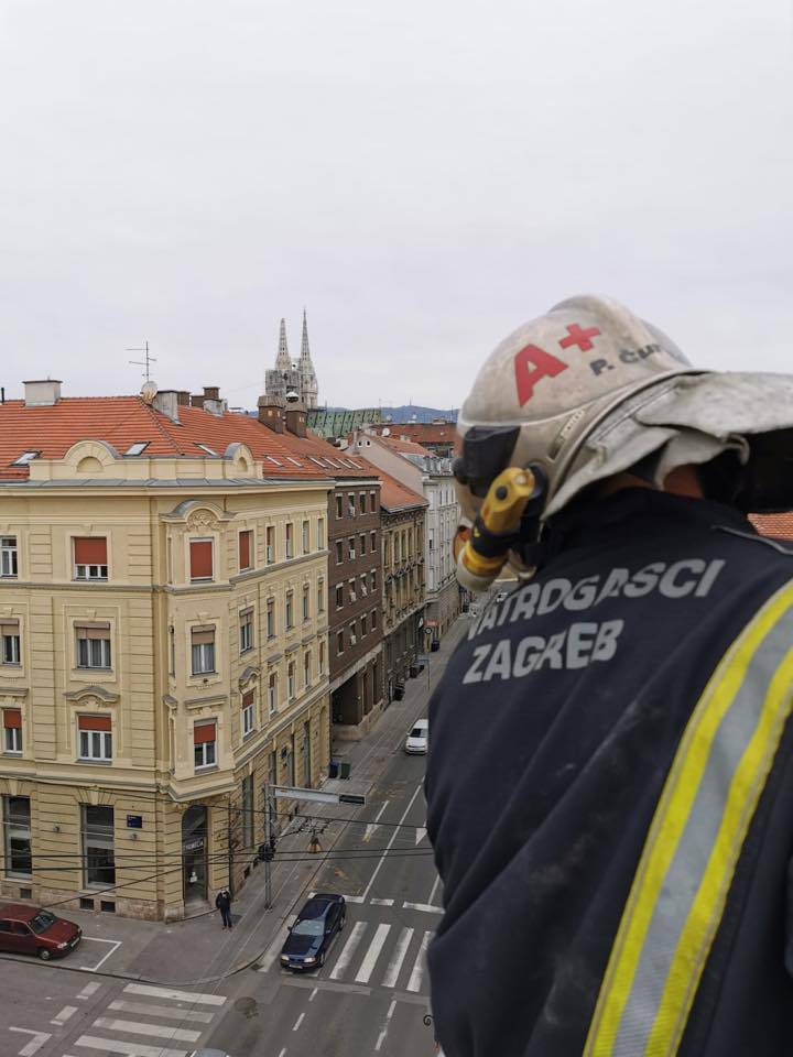 Vatrogasci pomažu žrtvama potresa, u borbi protiv korone