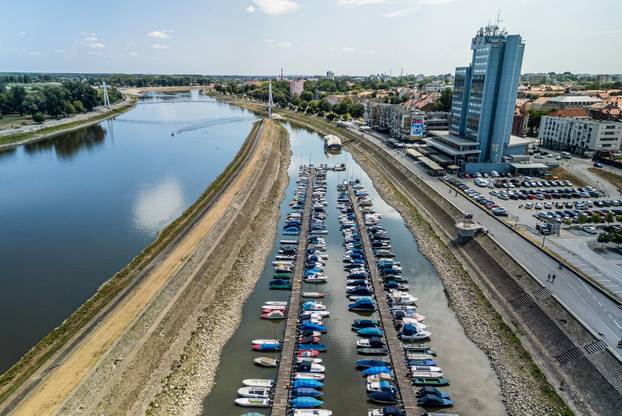 Pogled iz zraka na rekordno nizak vodostaj rijeke Drave kod Osijeka