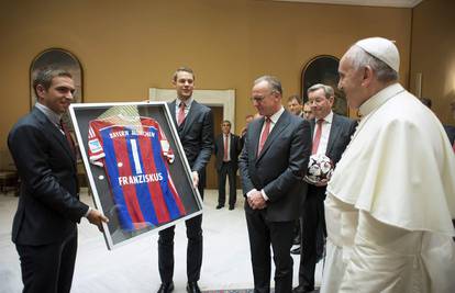 Bayernovi igrači posjetili papu Franju te donirali milijun eura