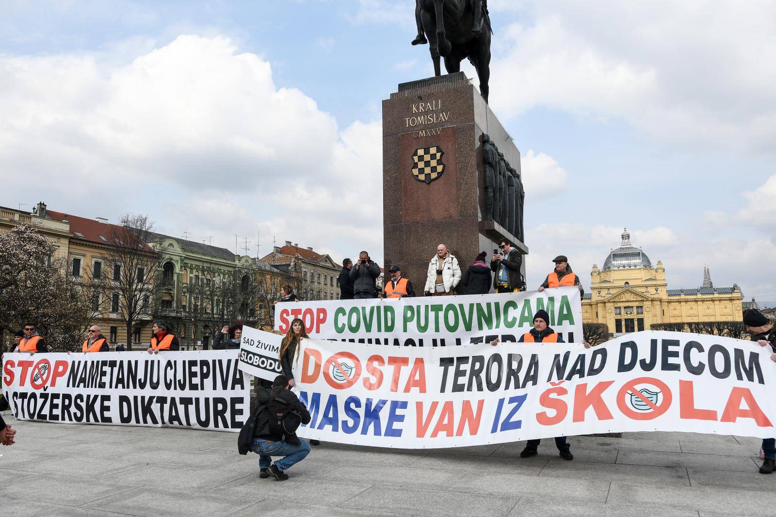 Prosvjedi protiv maski u pet hrvatskih gradova: 'Vratite nam gripu. NE brnjicama, nismo psi'