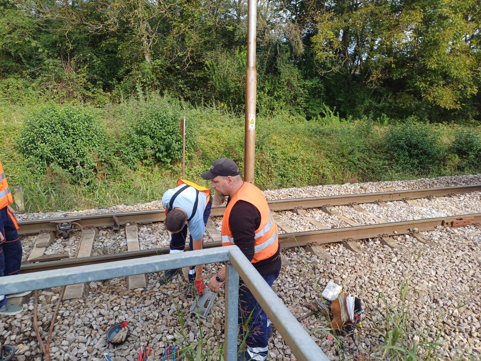 Užas u Demerju: BMW podletio pod vlak, vukao ga 70 metara, vozača (32) izvlačili vatrogasci