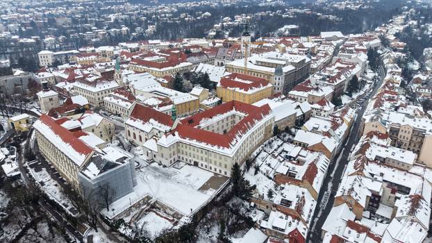 Pogled iz zraka na centar Zagreba prekriven snijegom