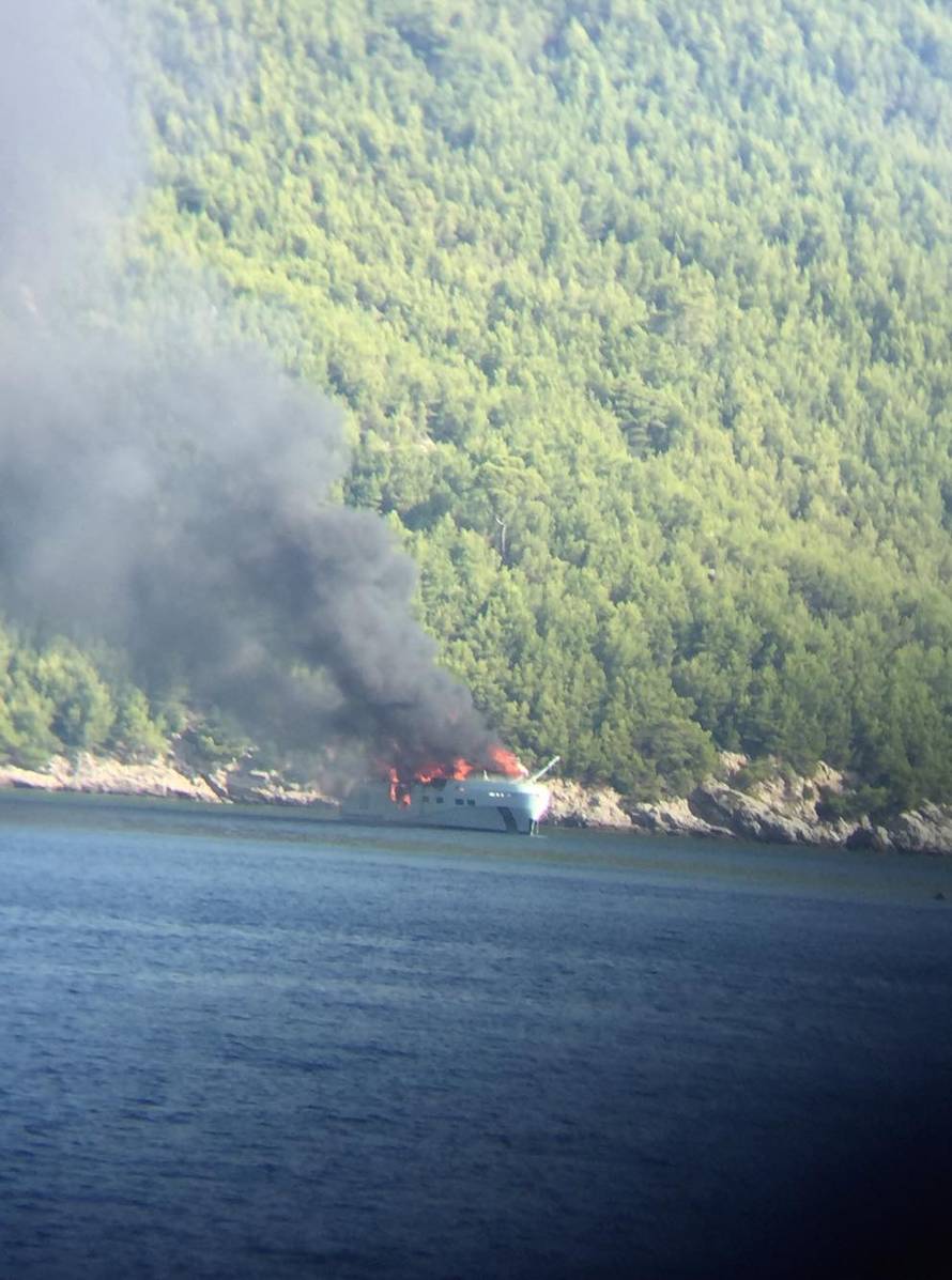 Pogledajte video: Planula jahta kod Dubrovnika, spasili 13 ljudi