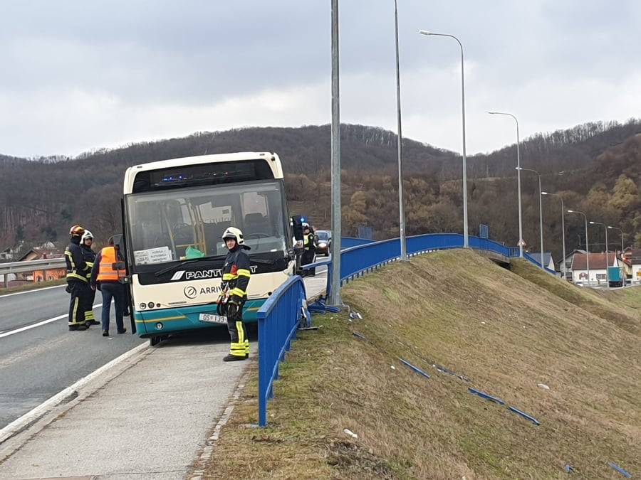 Pozlilo vozaču školskog busa: Zabili se u ogradu, u bolnici je