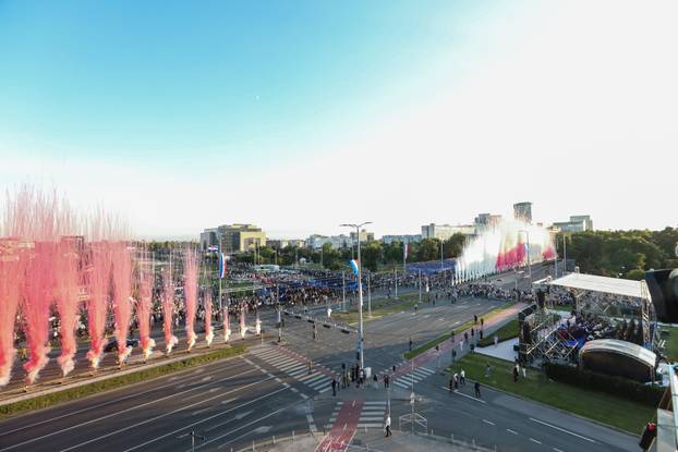 Zagreb: Vojni mimohod završio uz veličanstveni pirotehnički šou 