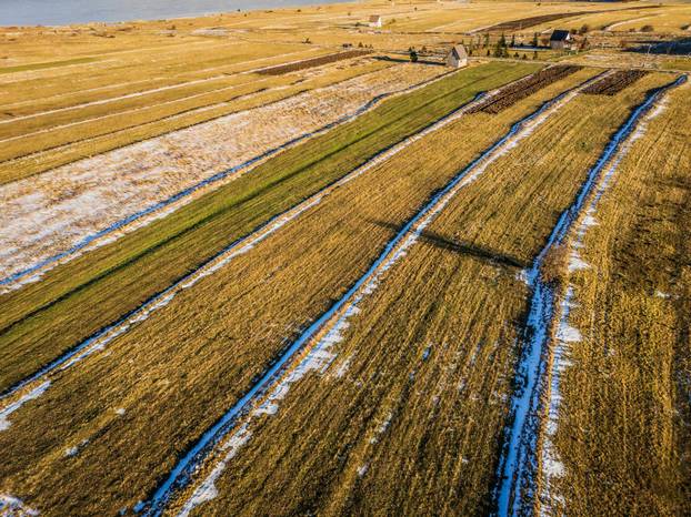 Pogled iz zraka na Park prirode Blidinje i zaleđeno jezero