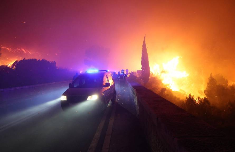 Požar kod Omiša: Evakuiran velik broj turista i mještana, pred vatrogascima je besana noć