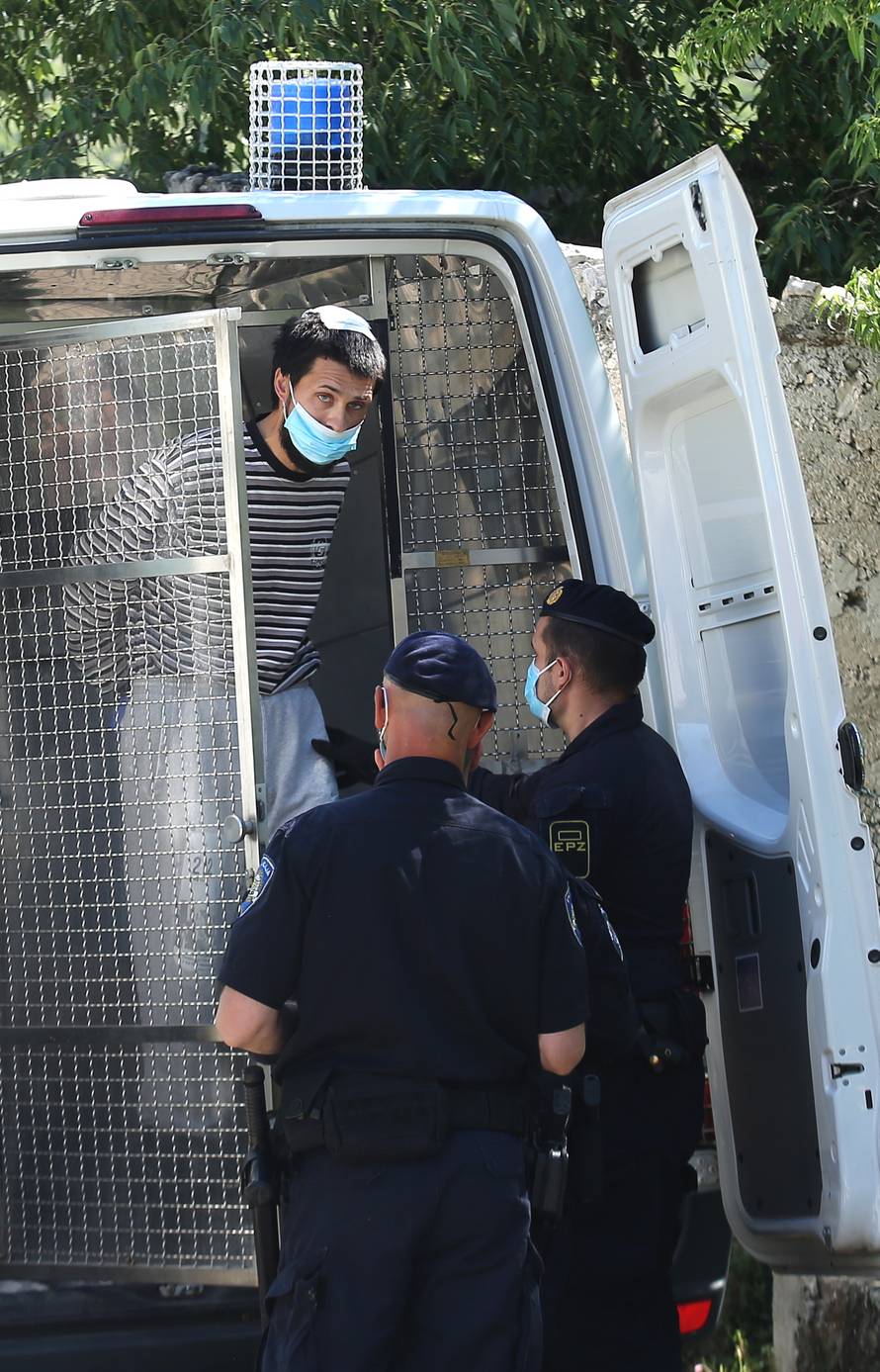 Policija dovodi osumnjičenog za ubojstvo u kuću u Gaćeleze kako bi se rekonstruirao događaj