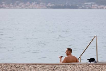 FOTO Neki se još ne odriču ljeta: U Zadru dio građana praznik iskoristio za uživanje na plaži