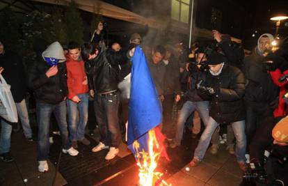 Policija prijavila mladića koji je palio zastavu EU na prosvjedu
