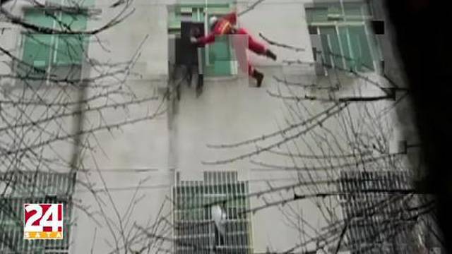 Kineski vatrogasci spasili ženu koja je htjela skočiti s prozora