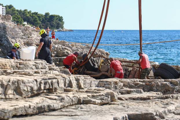 Pula: Na Zlatnim stijenama uklonjen kamion za smeće koji je otklizao u more