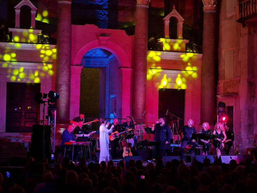 Zorica Kondža na Peristilu slavi 35 godina solo karijere: 'Split je uvik raspivan od prve pisme...'