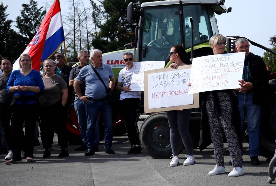 Zagreb: Građani traktorima blokirali ulaz na odlagalište otpada Jakuševec 