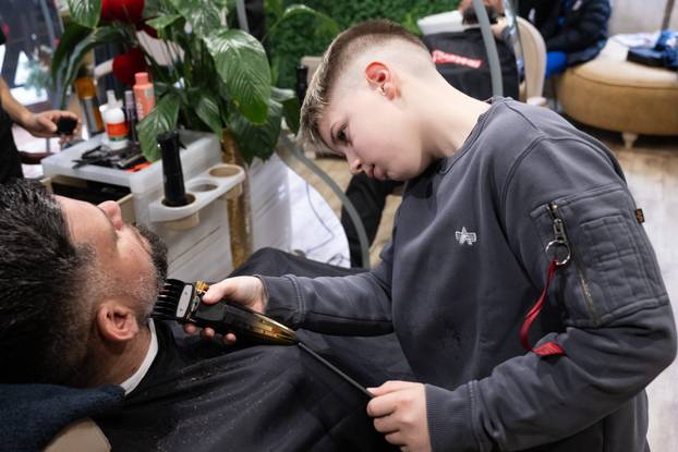 Zagreb: Najmlađi hrvatski frizer, Osječanin Leon Zarić na edukaciji sa profesionalnim barberima