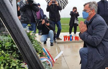 Vučićev izaslanik odao počast žrtvama na Ovčari: 'Želio sam učiniti nešto više od puke geste'