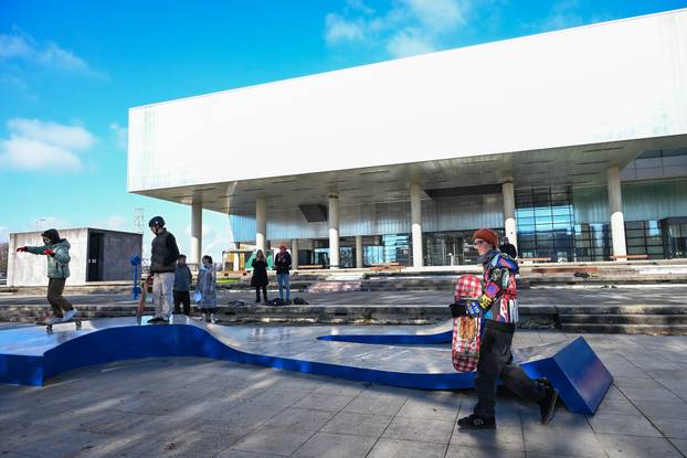 Zagreb: Ispred Muzeja Suvremene Umjetnosti postavljena skate skulptura "skate spot"