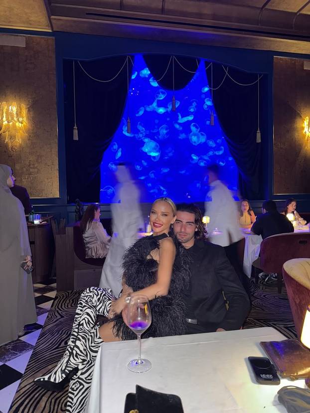 Za njih nema hladnoće i magle! Šime i Maja u badićima pozirali kraj bazena, 'padali' i zagrljaji