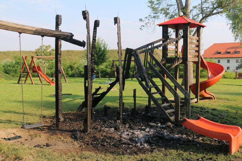 U Slavonskom Brodu netko zapalio dječje igralište, Grad: 'Čim obnovimo, netko uništi'