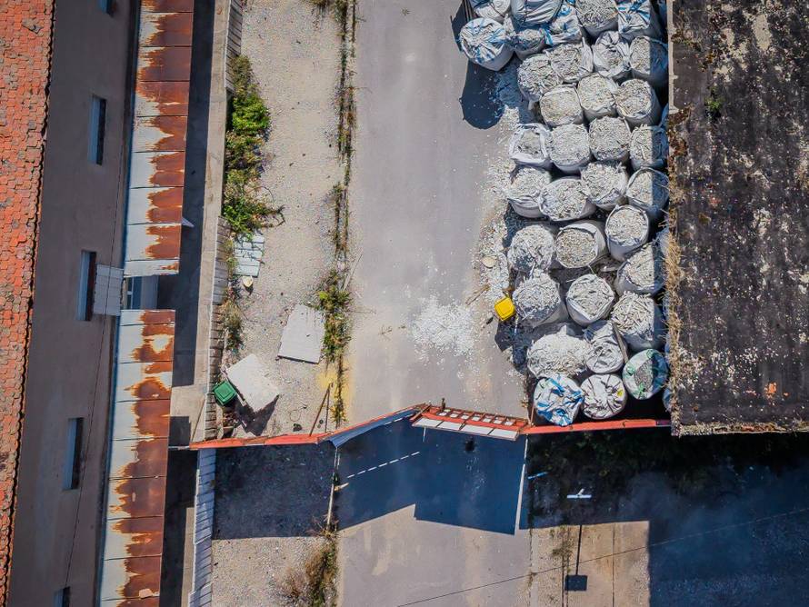 Fotografije iz zraka ilegalnog odlagališta otpada u Gospiću