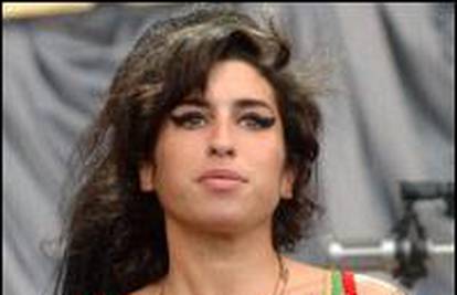 Amy Winehouse  pobjegla od "demona" u novi stan