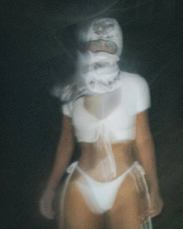 Kim Kardashian u donjem rublju u avionu: Svojim je odjevnim kombinacijama šokirala i ranije