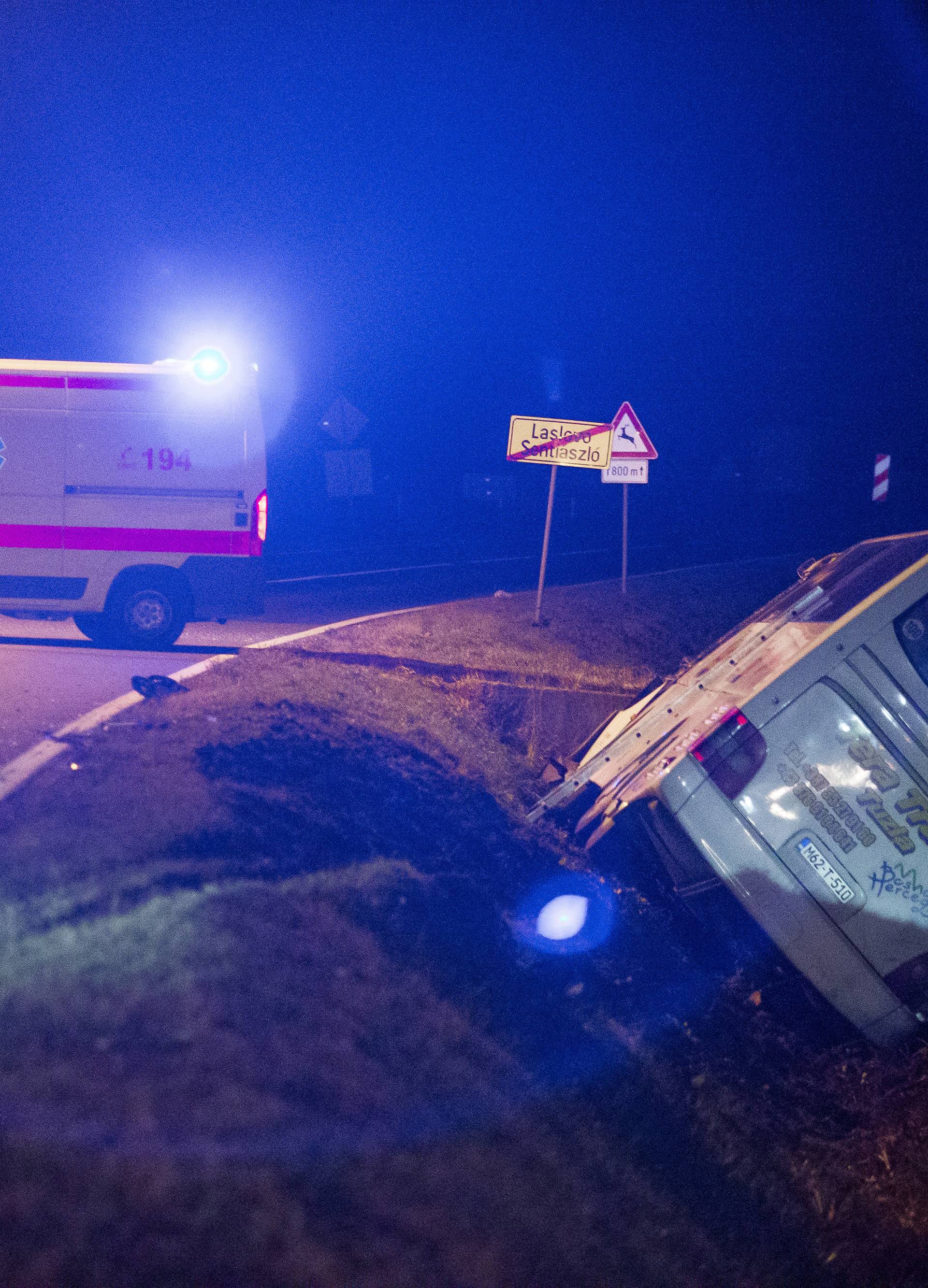 Autobus sa 17 putnika izletio s ceste, jedan čovjek ozlijeđen